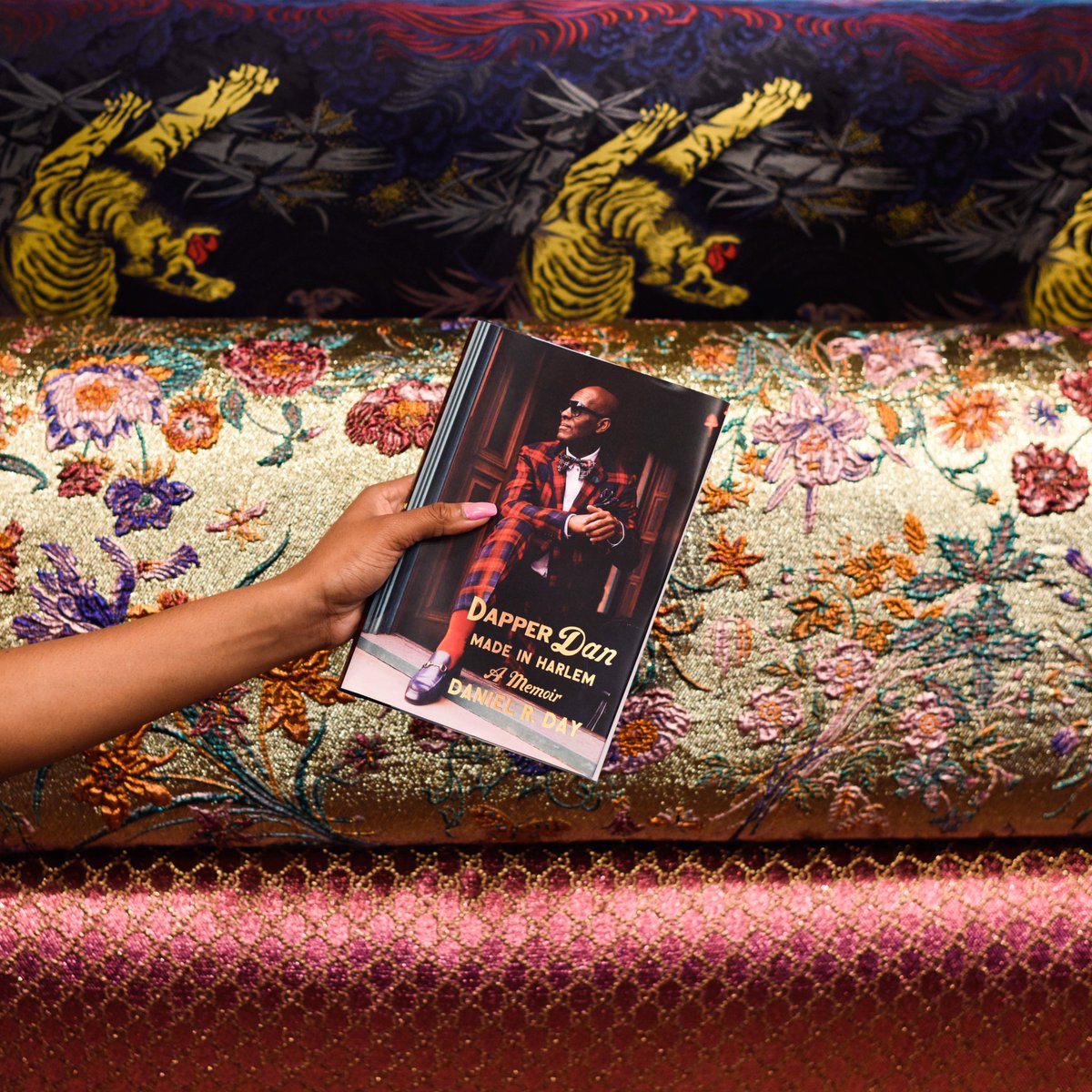 📚 3 more days until #DapperDanMadeInHarlem hits the stands! If you preorder by Monday 7/8, you’ll get a limited edition patch! 

US only, 18 +. 

See rules at bit.ly/2UczWCf