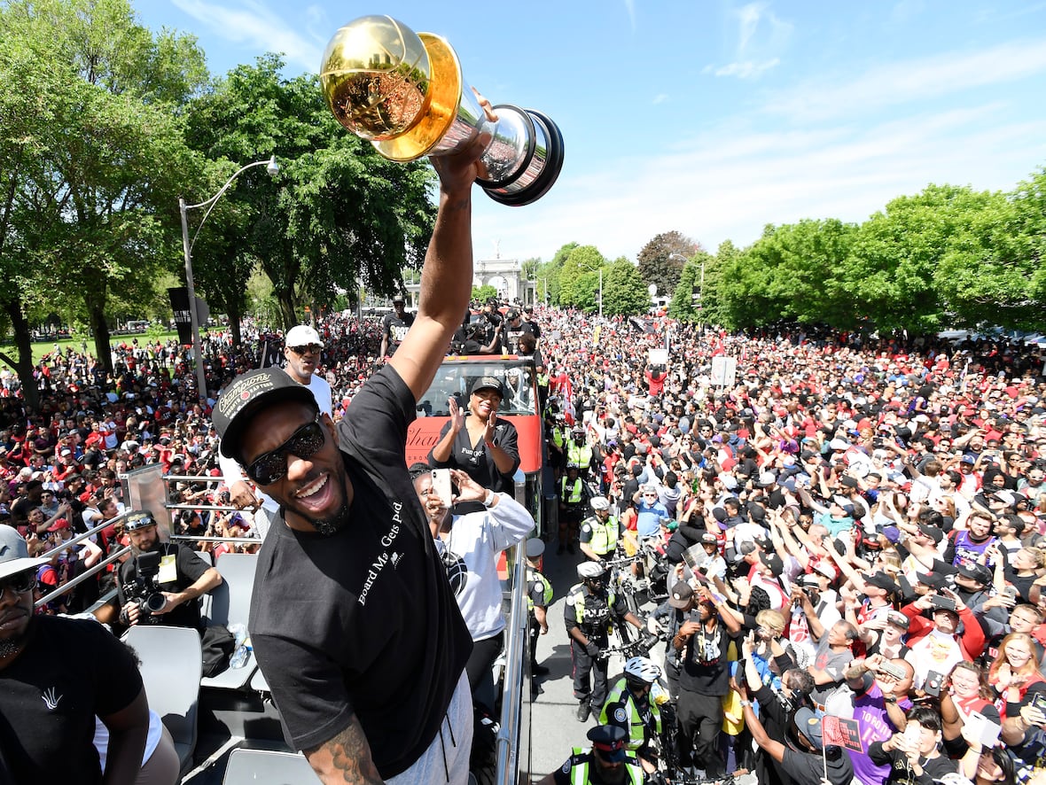 Toronto's tweet image. 🙏 #ThankYouKawhi 

Today is bittersweet; we will all miss you - but you will always be part of our collective joyous memories of 2019 🤗Thanks for helping bring the NBA Championship to the great city of #Toronto! See you on the court next year. 🏀