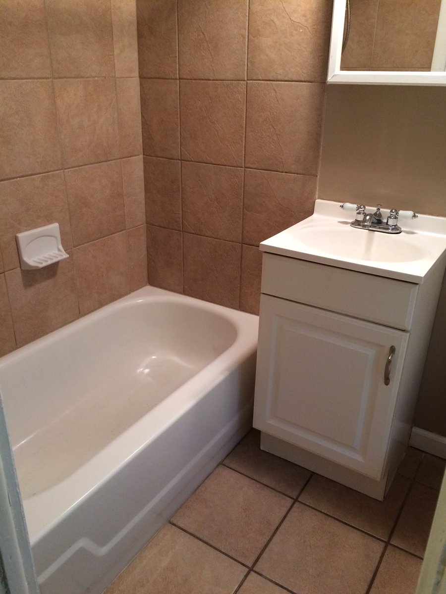 ForLandlords's tweet photo. Landlords using the ‘Move Out Packet’ by https://t.co/TMEj7c7rdO             This is the real deal.  Using this Packet this is what your@kitchen and bathrooms are going to look like at your tenant turnover. https://t.co/SMd7Yi7RlS