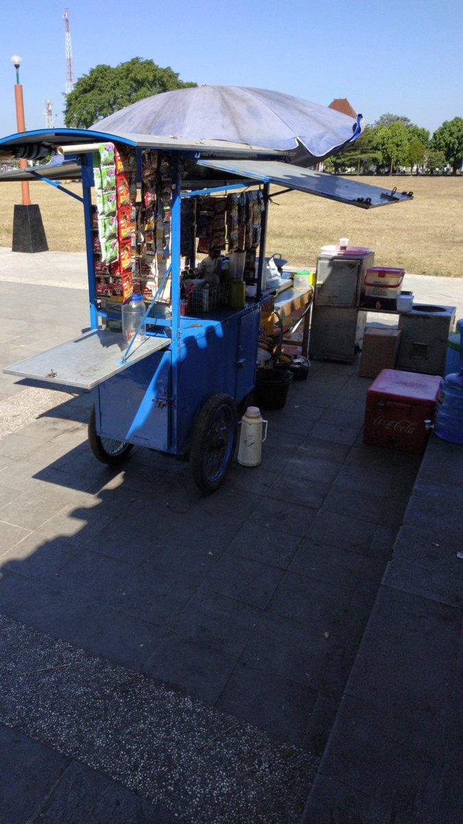 Warung es paling alwesom se Alun2 adalah punya mase ini, saksi perjalanan teman2 komunitas sedari dulu