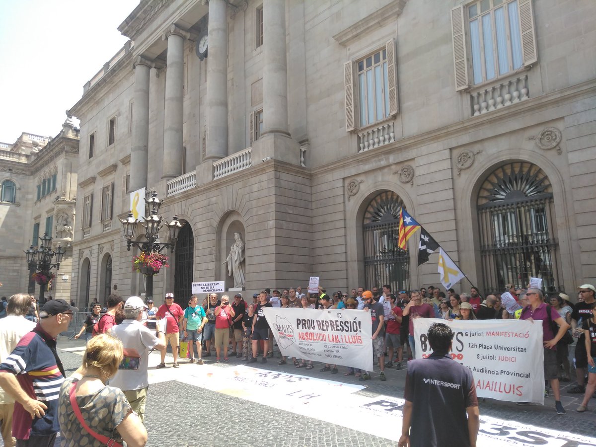 SuportLaiaLluis's tweet image. Parlaments finals de @EtVolemACasa, @FrontRoger @JornadaAmnistia, @prot3sta1 @9devilanova i @Ramona90588601

Perquè la #Repressió ens afecta a totes.

Moltes gràcies a totes pel suport.
Hem fet trontollar la ciutat amb un clam, exigint #ProuRepressió
#AbsolucióLaiaLluís
#Seguim✊