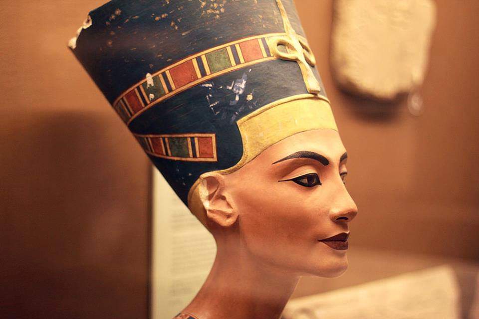 karimmuhamed3's tweet photo. سيشن للجميلة نفرتيتي و اللي اسمها معناه الجميبة اتت زوجة الملك امنحوتب الرابع (اخناتون) ابو توت عنخ اتون - توت عنخ امون لاحقا - اللي بالمناسبة العمل ده سُرق من الاتيليه قبل اكتماله يعني التحفة دي كانت لسة في الورشة متفنشتش 😂.. يتبع https://t.co/x4dbCxEoaf
