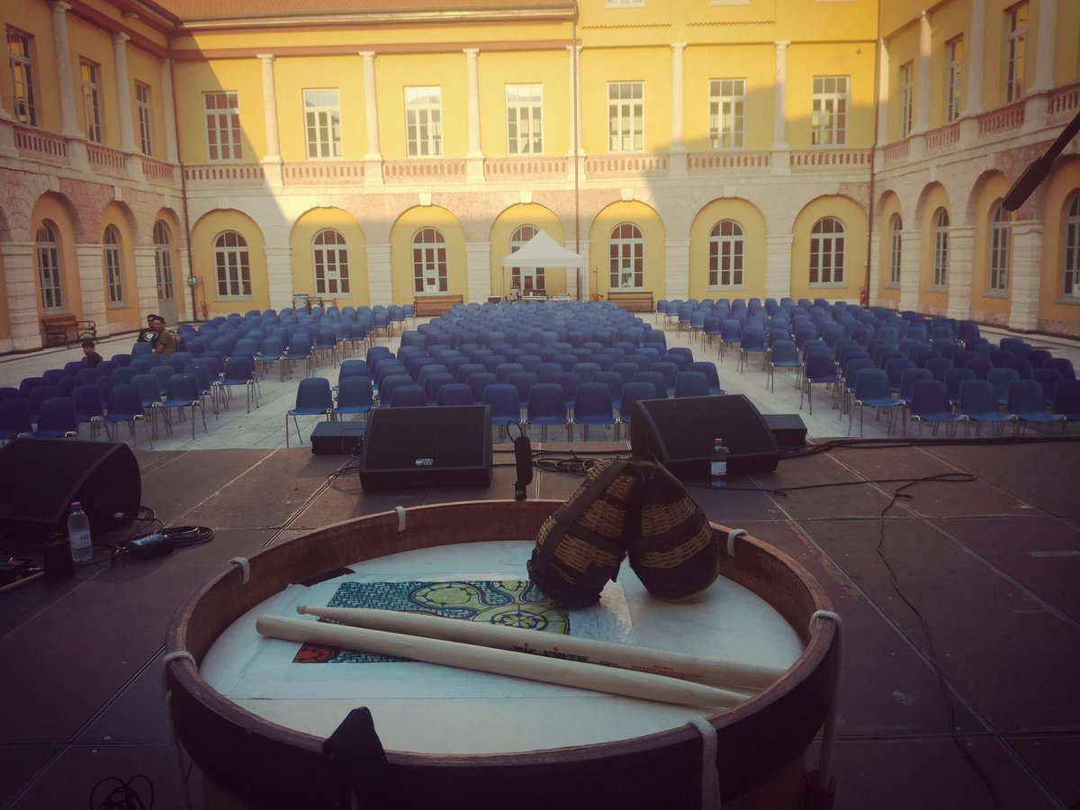 LuciaDCarvalho's tweet photo. When I knew we would be playing in a schoolyard I did not expect such a beautiful place!! It was a pleasure for us to open this 32th edition of Itinerari Folk Festival !!! Grazie mille a tutti per le buone vibrazione 🙏💕😊
#kuzolatour #Trento #ItinerariFolkFestival #Tourbilion https://t.co/TPdGidhzxv
