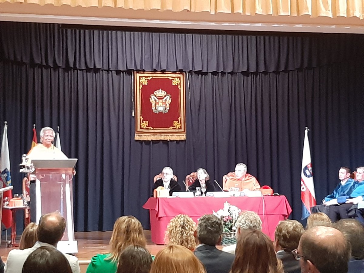 aruisan's tweet photo. Gracias a los microcreditos de Grameen bank la pobreza de Bangladesh se redujo a la mitad en 2013 con las mujeres como protagonistas de esos prestamos. Investidura Muhammad Yunus como Doctor Honoris Causa @UIMP. @unican @OpenValueFound https://t.co/mJfvAGwTgB