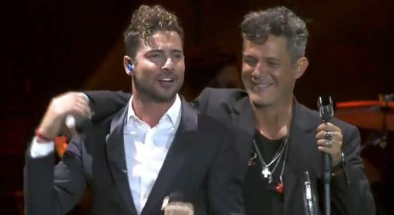radiofanatica_'s tweet photo. "MI SOLEDAD Y YO" @AlejandroSanz feat @davidbisbal 

#LosSabadosSonDeAle

https://t.co/fJPoAfgkag | ❤️

Por favor, cuando #puedas llámame
Que mi #soledad y yo

Sin ti no nos #llevamos bien! https://t.co/jSJUTWbC7U