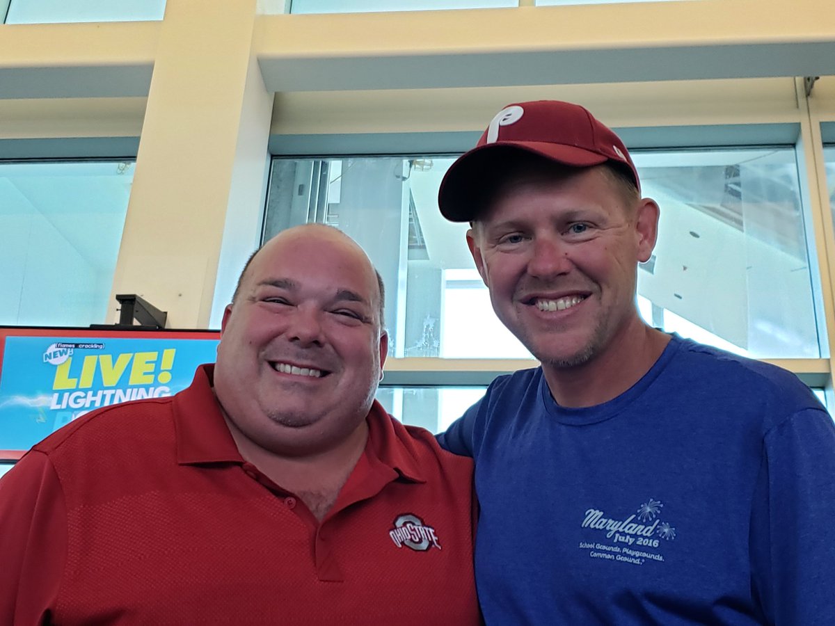 Cardwell16's tweet photo. Great to run into @RonPoland5 in Seattle on the way to @naesp's Prek-8 Conference!  Michigan and Nevada principals meet! #NAESP19 #PrincipalRoadTrip https://t.co/u05LXwOK3F