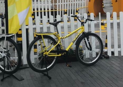 LeTour's tweet image. 😢 Last night, one of the 4 @Qhubeka bicycles on show at the Brussels Fan Park was stolen. The auction at the end of the Tour helps us to finance bicycles for children in South Africa. Please help us find the yellow Qhubeka bicycle!