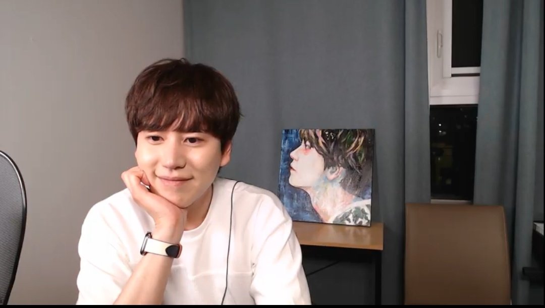 chokhlatte's tweet photo. This is kyuhyun admiring himself https://t.co/8pw3mgANyl