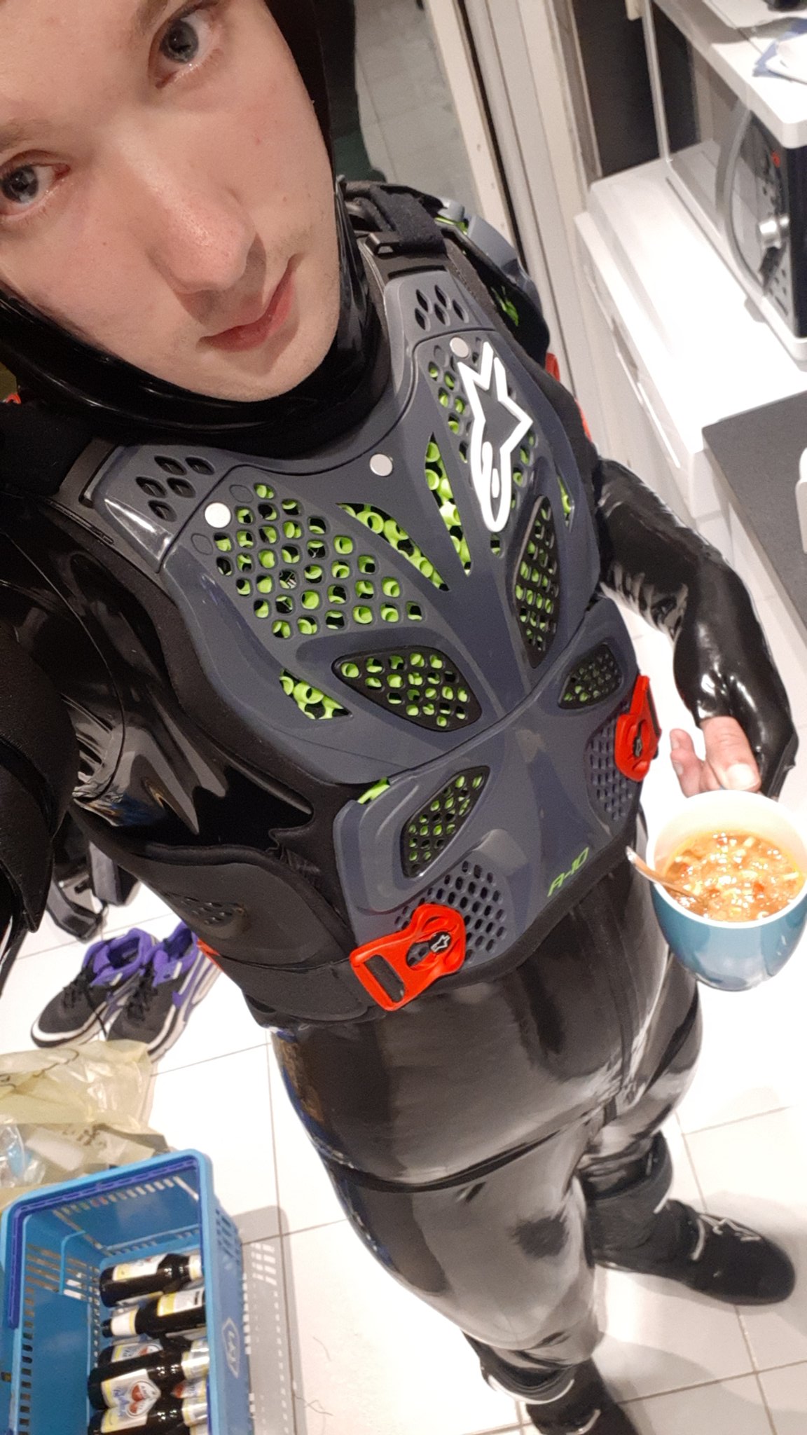 Having a break, playing makes me hungry? #rubber #fetish #gay https://t.co/vUExyvRlCh