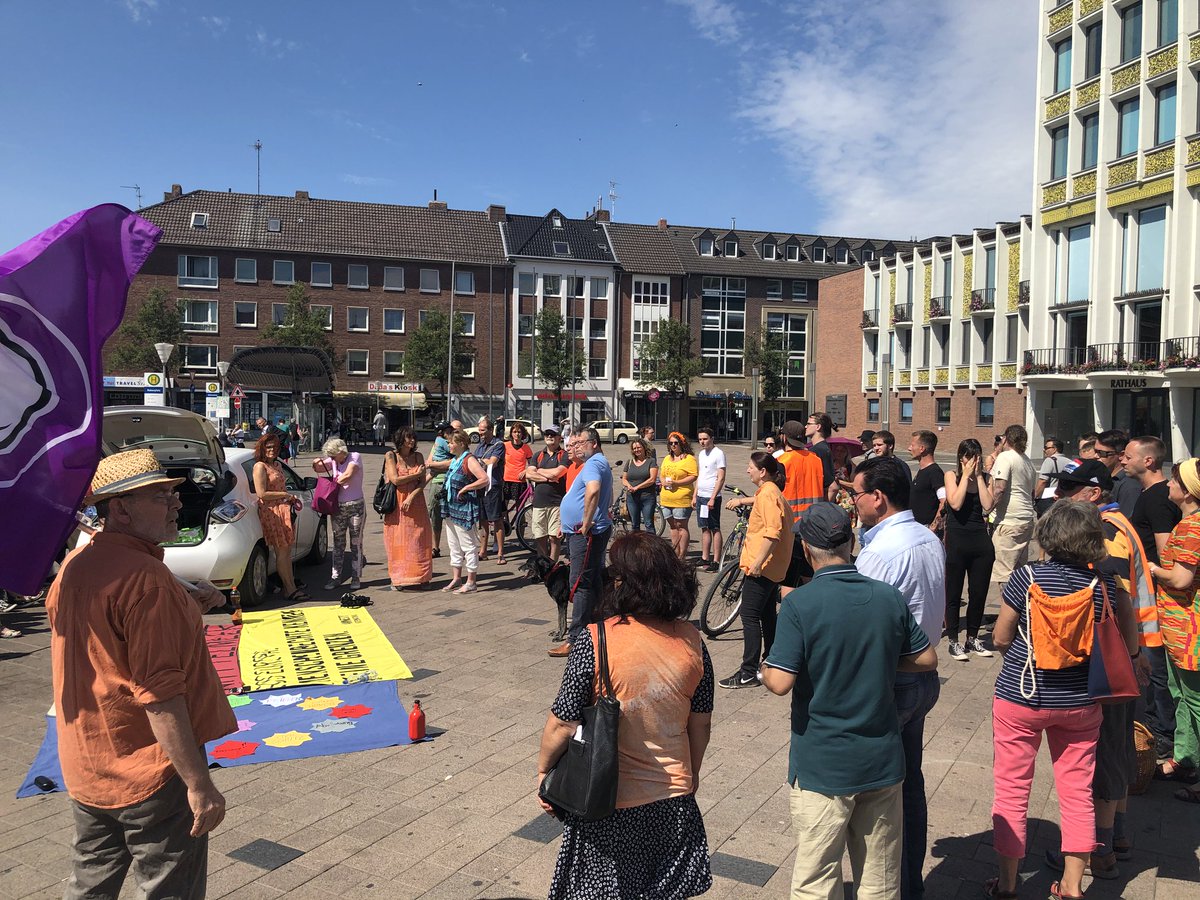 Bilder der heutigen Demonstration in Düren. Wir waren ca 70 Menschen!
Danke an alle Teilnehmer*innen und Helfer*innen 🧡
#seebrücke #sb0607 #RechtaufFlucht #Aufnahmejetzt #seenotrettungistkeinverbrechen #düren