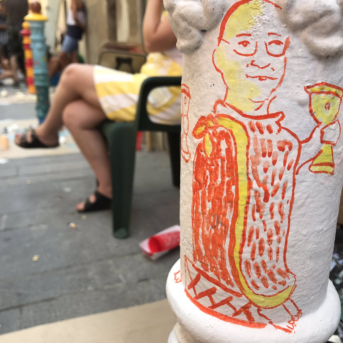 enric_gj's tweet image. El piló del @pilonsstreet dedicat a Eduard Boada, obra de l&apos;artista Antoni Alcàsser, recorda una història ben curiosa. Als anys 70, Guillermo Grau, autoproclamat Guillermo III de Grau-Moctezuma, va nomenar Boada «Coctelero Mayor de la Corona Azteca». #BoadaPregoner