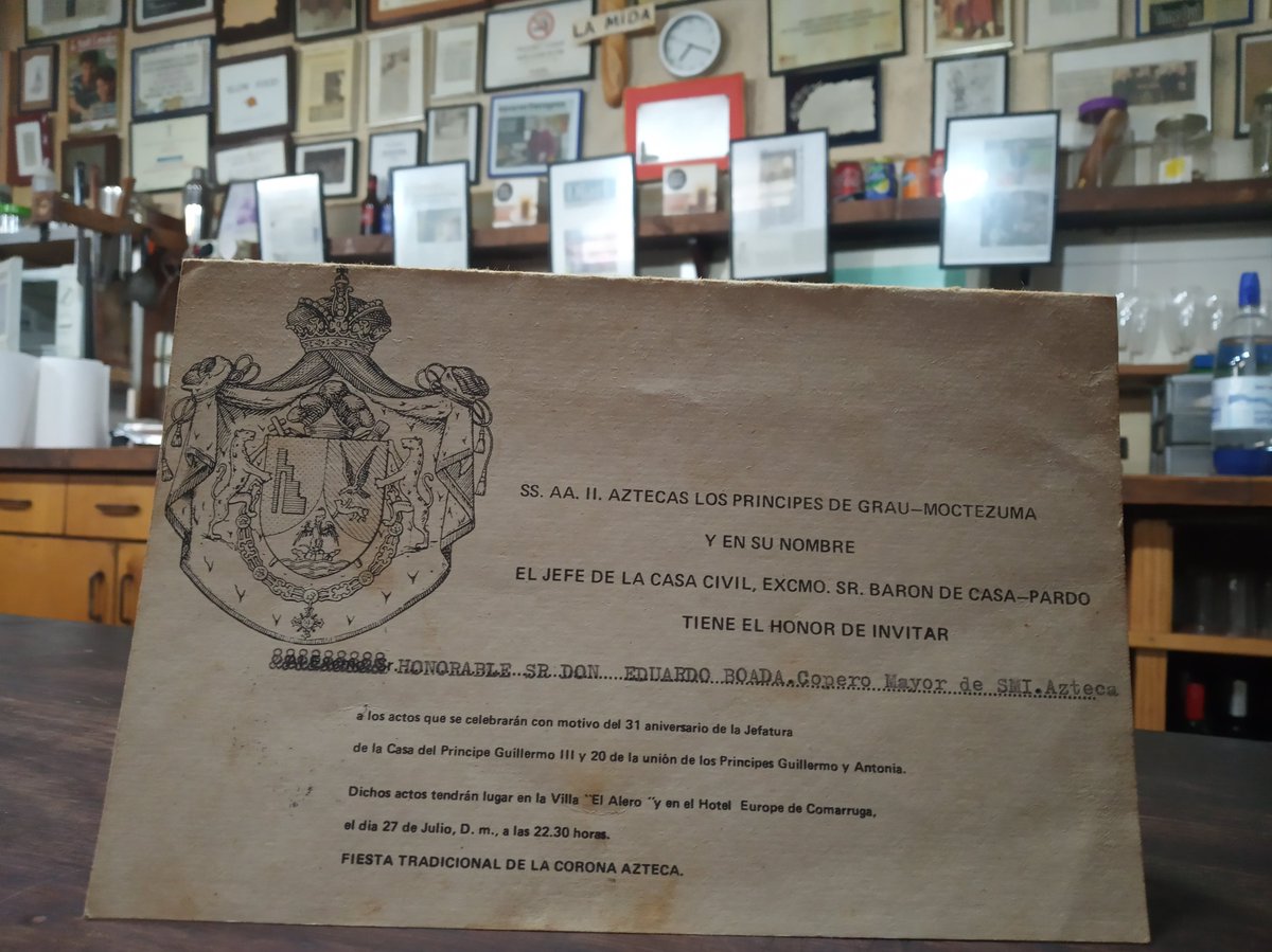 enric_gj's tweet image. El piló del @pilonsstreet dedicat a Eduard Boada, obra de l&apos;artista Antoni Alcàsser, recorda una història ben curiosa. Als anys 70, Guillermo Grau, autoproclamat Guillermo III de Grau-Moctezuma, va nomenar Boada «Coctelero Mayor de la Corona Azteca». #BoadaPregoner