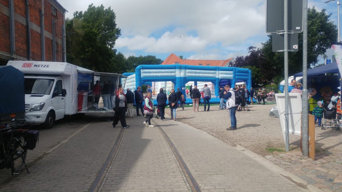 anbindung_fbq's tweet photo. #DBInfomobil und Hüpfburg von #FemernAS Seite an Seite https://t.co/Frer7pK1tV