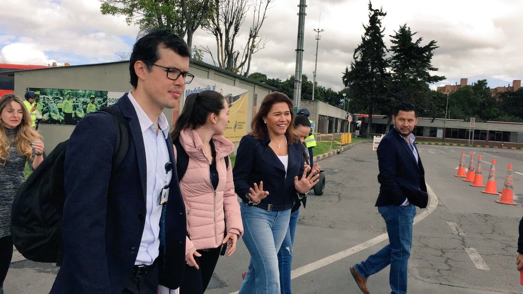 Supertransporte's tweet photo. #AEstaHora el Superintendente, @paboncamilo y la Gerente del @TerminalBogota, Carmenza Espitia, hacen recorrido por la terminal para socializar el uso de tiqueteras para transporte de pasajeros que transitan por la ruta Bogotá-Villavicencio y viceversa. #VoyConTiqueteraAlLlano https://t.co/kBf44nEq2k