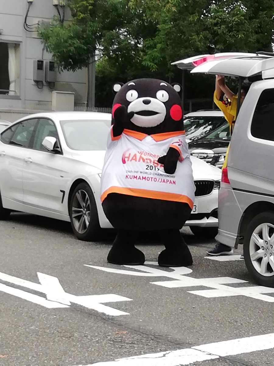 お家へ帰る車に乗り込む最後までやさしいくまモン お家へ帰る車に乗り込む最後までやさしいくまモン