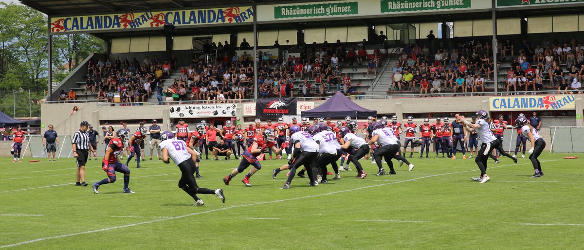 Die <a href="/Calanda_Broncos/">Calanda Broncos</a> besiegen die <a href="/gladiatorsbasel/">Gladiators Basel</a> im Schweizer Halbfinal mit 32:20 und stehen damit im 12. Swiss Bowl in Serie!

Bericht:  grheute.ch/2019/07/06/das…