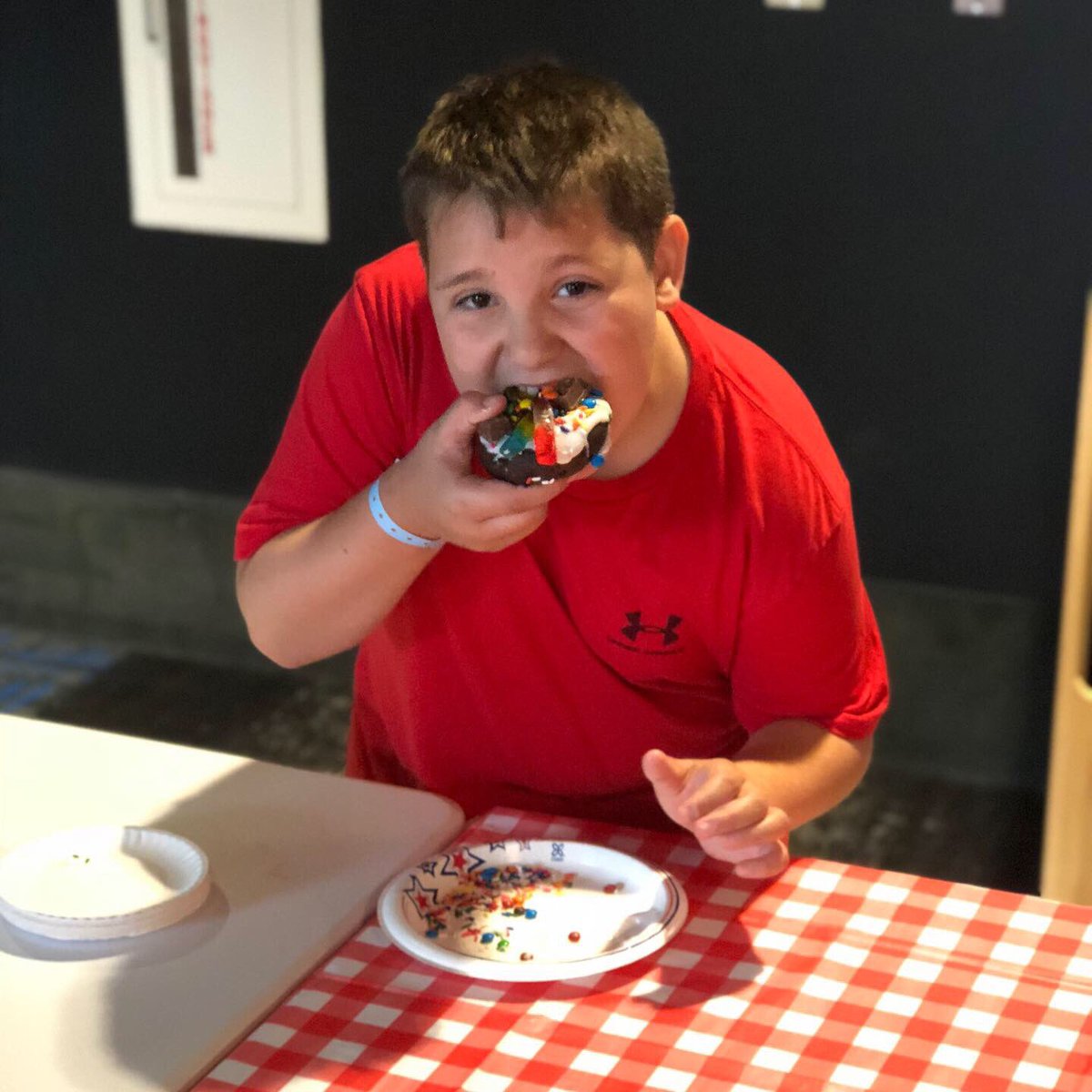 MrColli1's tweet photo. #Find_Your_Balance
#Donut_Decorating
The plan was to decorate donuts and hit the gym. My plan evolved into decorating and EATING donuts. No gym today. Find your balance in life. Bend, BUT never break. Enjoy it peeps... https://t.co/1EEPqXhf6U