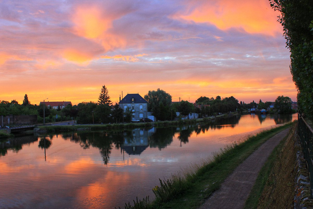 Hier soir à Cambrai ....

#cambrai 
#france 
#hautsdefrance
#nord 
#canaldesaintquentin 
#nature
#photographies
#lille 
#igersfrance
#topfrancephoto 
#soir
#sunset