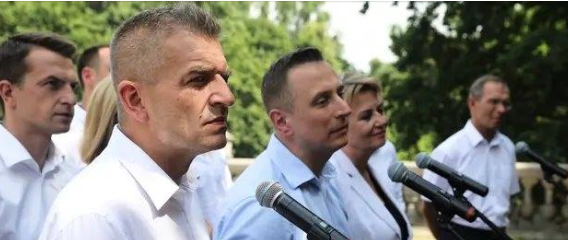 Pani_Scarlett's tweet photo. Yntelygencja wyryta na twarzach. Aż bije po oczach. https://t.co/7mK9g5ev8N