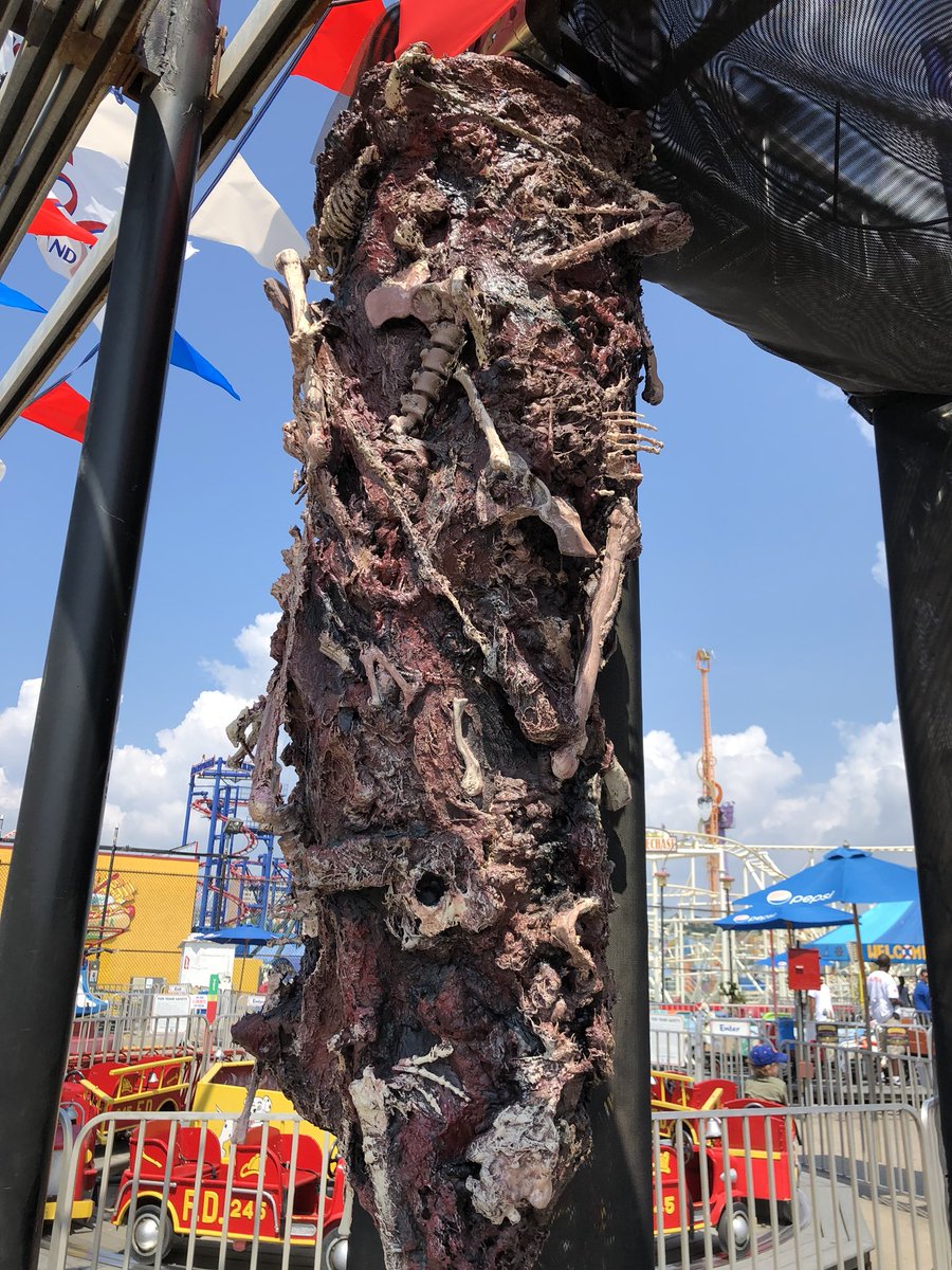 DinosaurDracula's tweet photo. So yeah they turned part of Coney Island into a Stranger Things carnival and it is so worth standing in 200 degree weather. https://t.co/gAZq1ZVTSO