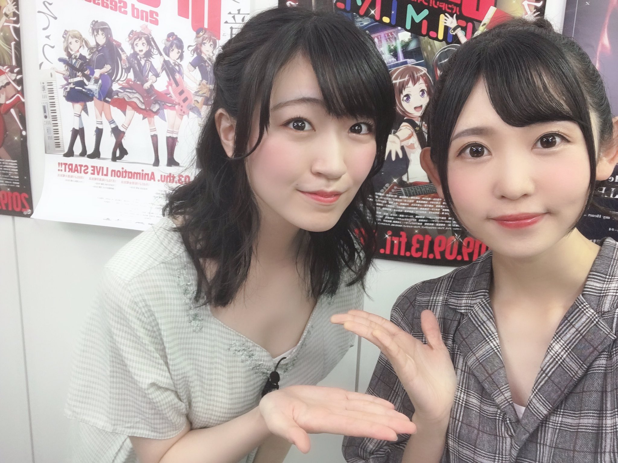 バンドリ 小原莉子 アーティスト缶バッジ バッジ・ピンズ(女性) 小原莉子(朝日 六花)/腰上・背景：寒色
