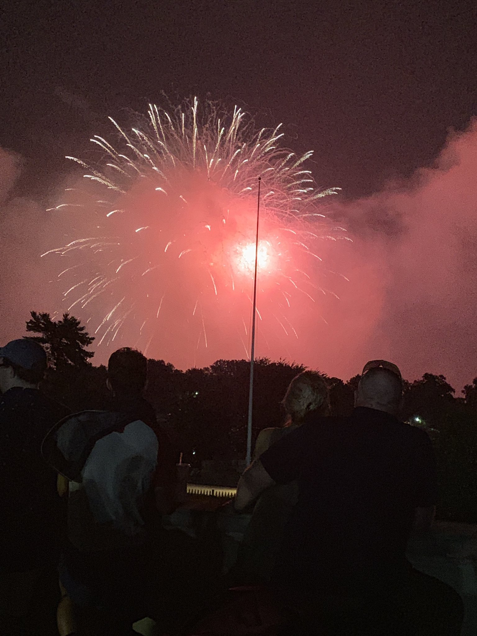 Ilshat H Kokbore 伊利夏提pe Twitter 7月4日 美国独立日 和同事们一起参加五角大楼小广场独立日观礼花 希望能在不远的将来 能和家人 朋友一起 能在乌鲁木齐 在某一个11月12日 也能参加独立日礼花观赏之夜 坚信这一天一定会来 T Co Wue0s0zvek