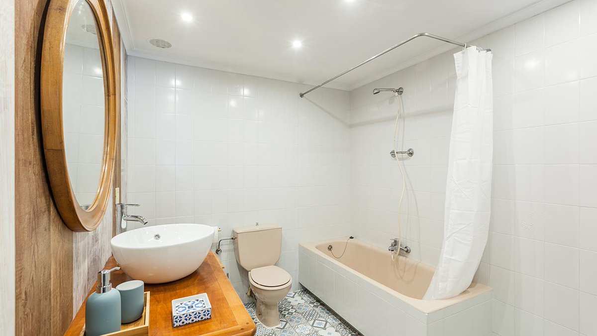 hogarmania's tweet image. Decorar baño sin obra en blanco y madera

Decoramos un cuarto de baño sin reforma, recubriendo el suelo con baldosas hidráulicas y combinamos azulejos pintados con lamas vinílicas para renovar las paredes.

hgr.mn/decorar-bano-s…

#decoración @decogardentv