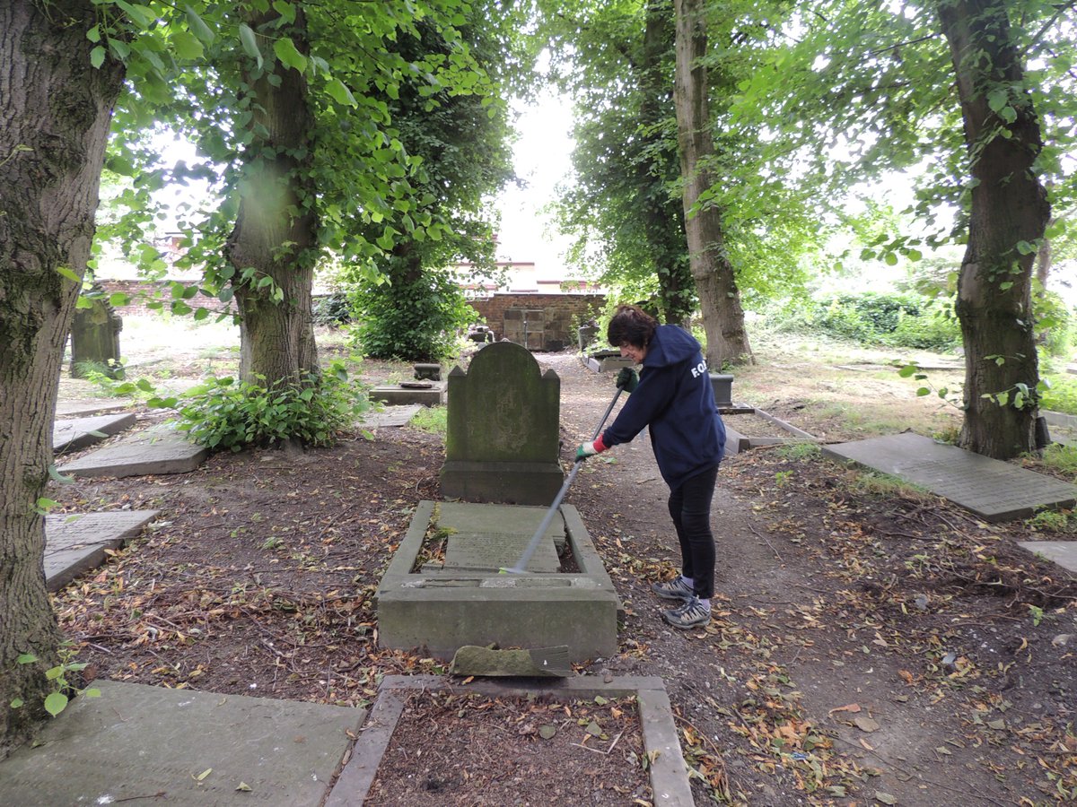 FriendsofFOPCC's tweet image. Another lovely afternoon in the churchyard, we have concentrated on tidying and brushing graves today, getting rid of the weeds and generally making everywhere look lovely again.  Well done guys!