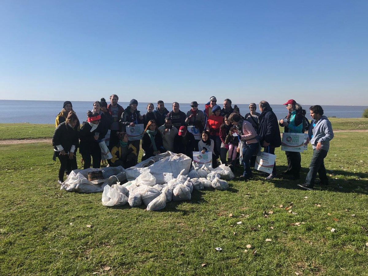 Con el equipo de @UKinArgentina en la costa de Vicente López. #BeyondPlastic