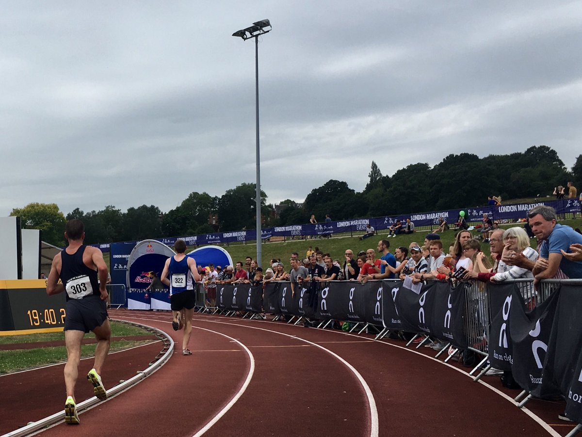 ⁦@russell_runner⁩ on ⁦@Kent__AC⁩ corner. #highgate10k