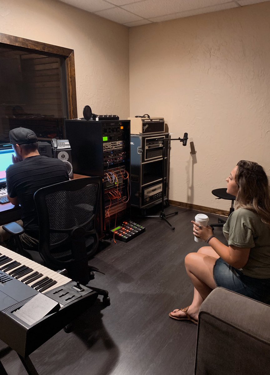 hannahkaymusic's tweet photo. Back in the studio with my brotha 💙 #HurtSong https://t.co/prPWeufwAB