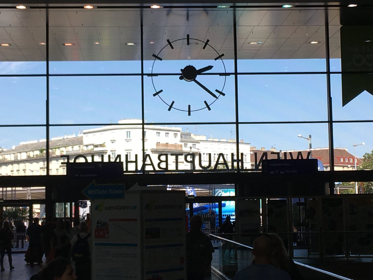 ajbesse's tweet image. Morgens, kurz nach halb zehn am Hauptbahnhof in Wien. Wie wäre es, @unsereOEBB, vielleicht diesen #Designfehler mal ausbessern?