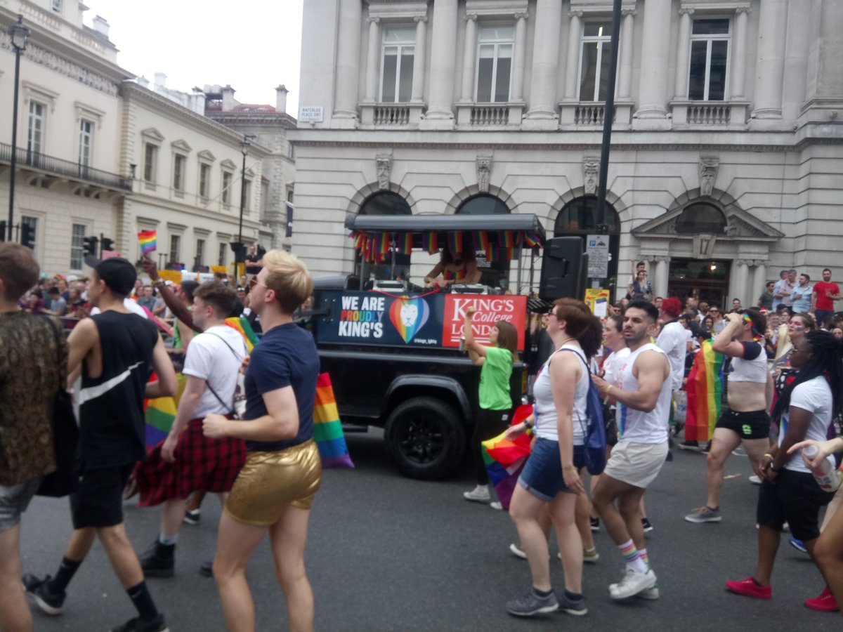 graace9's tweet photo. Lovely to see kings college represented at pride. #kingscollegelondon #kingspride #proudtobekings #londonpride #pride #pride2019 https://t.co/oj3vgeBIIw