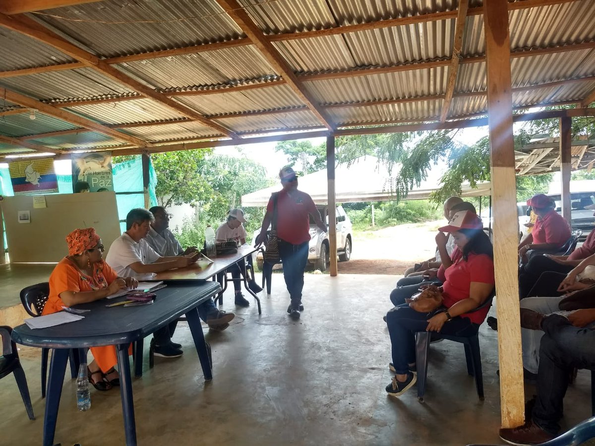SandinoVictoria's tweet photo. Acompañamos a nuestro compañero Wilmer Aldana del @SIMONTFARC en su candidatura al Concejo de Manaure, la propuesta para este territorio es continuar de manera colectiva la construcción de la paz territorial de la mano de la comunidad. https://t.co/vQQymqyOSc