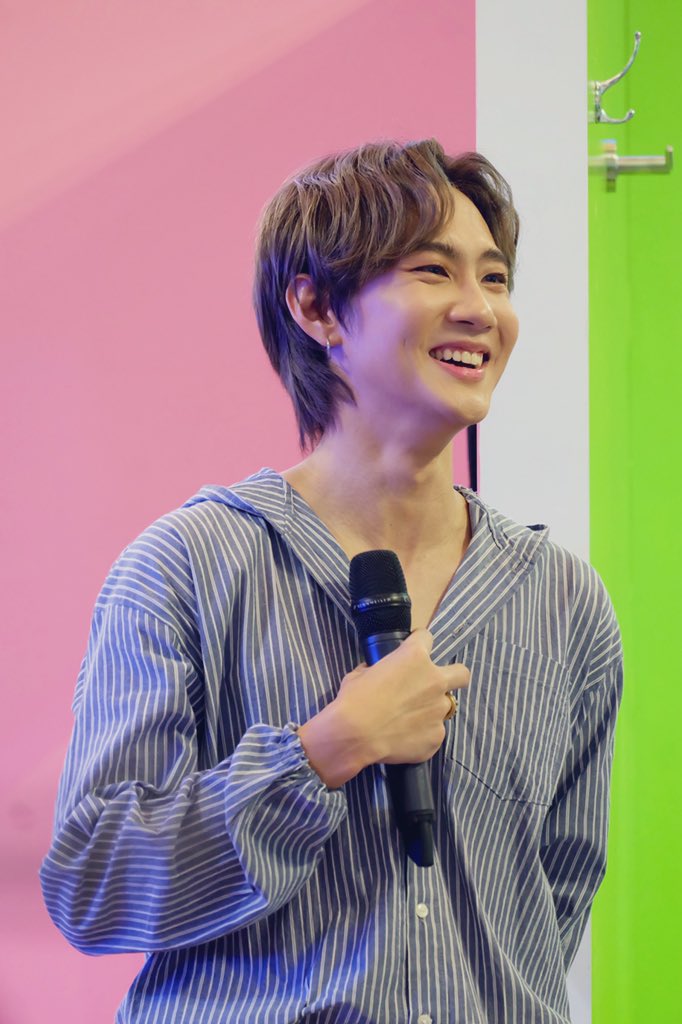 urmyfavmonday's tweet image. F L Y M E T O T H E M O O N 🌙

#BeMoreinspired 
#BeMoreWithBlue 
#CaptainChonlathorn
#NadaoArtist