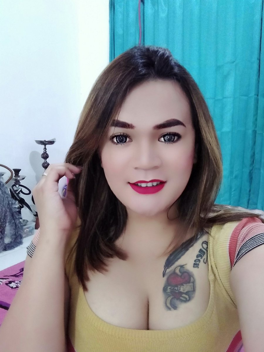 Biz ormonda sayr qildik va mashinada jinsiy aloqada boldik.