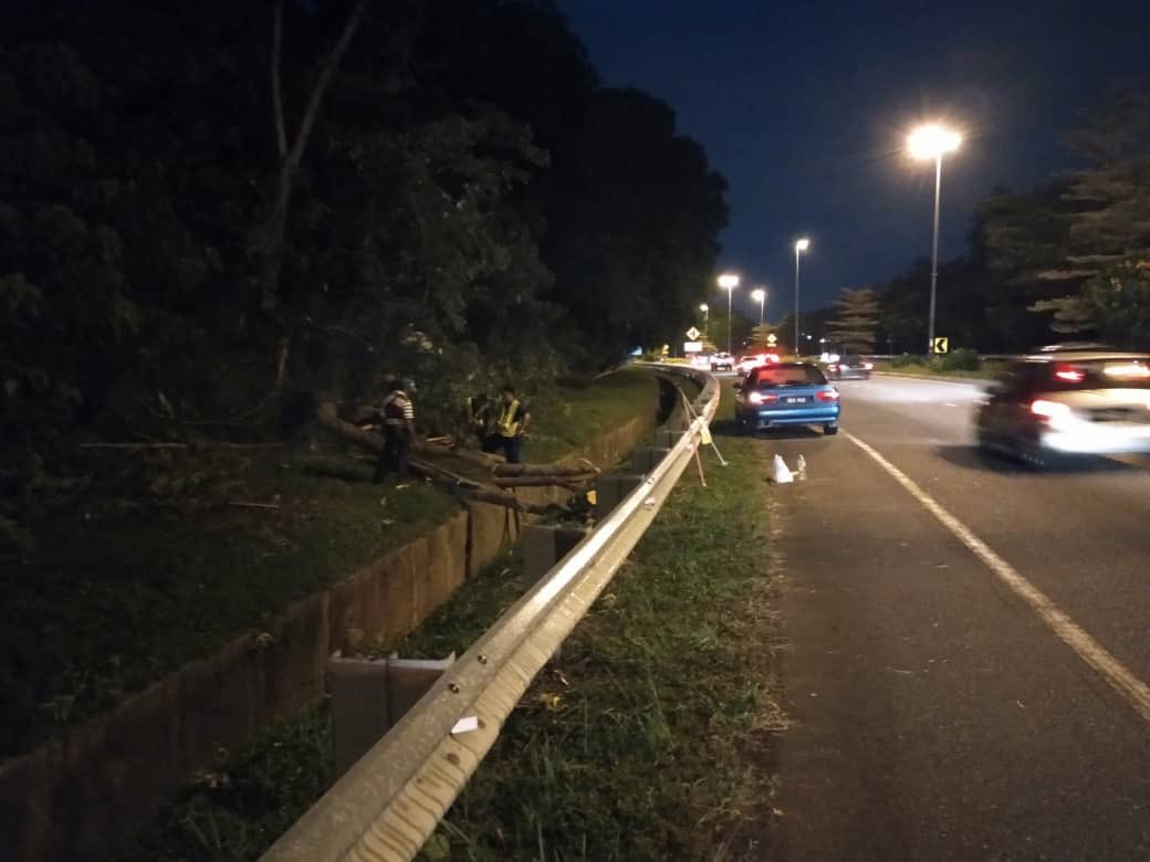 Kerja-kerja pembersihan pokok tumbang di Ft001, Jalan Seremban-Tampin
<a href="/JKRMalaysia/">JKR Malaysia</a> <a href="/JKRNS/">JKR Negeri Sembilan</a>