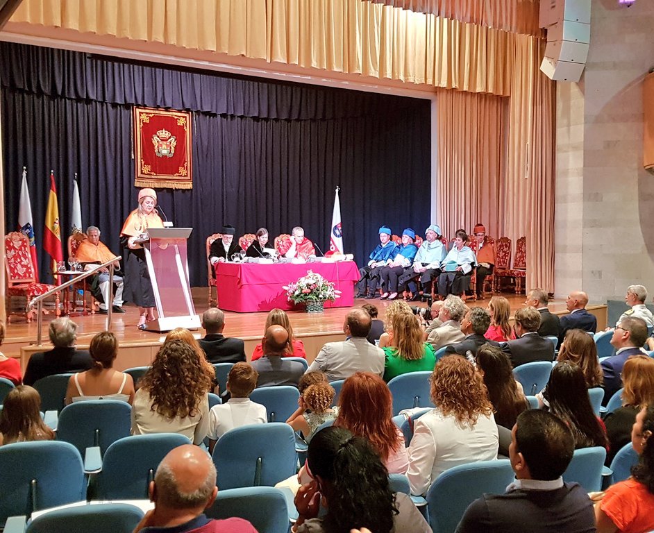 UIMP's tweet photo. "Podemos crear un mundo sin pobreza si trabajamos colectivamente en ello", nos dice Ana Fernández Laviada, responsable de la laudatio del Premio Nobel, invitándonos a seguir el camino propuesto por #MuhammadYunus.

#CursosdeVeranoUIMP
#HonorisCausa https://t.co/1xpqbOkqpb