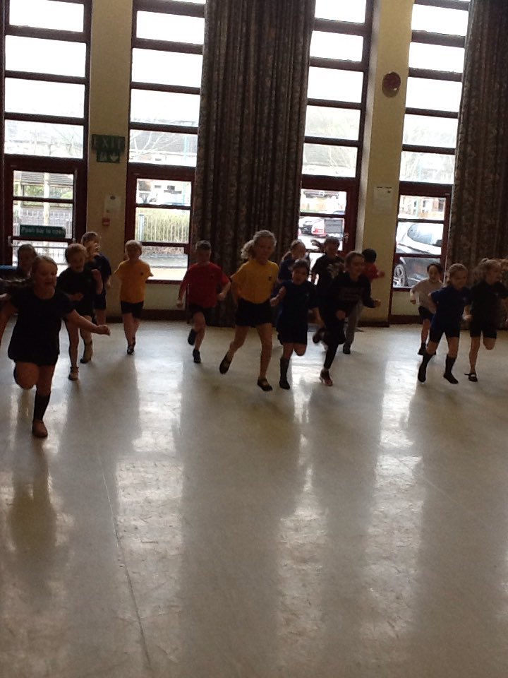 Riscaprimary's tweet photo. Year 3 had a great rugby session with @SolariWru https://t.co/dWwmP8FYlq