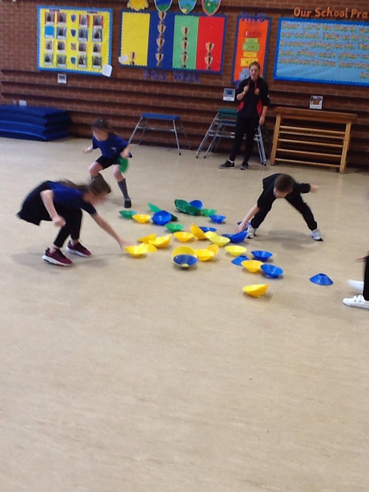 Riscaprimary's tweet photo. Year 3 had a great rugby session with @SolariWru https://t.co/dWwmP8FYlq