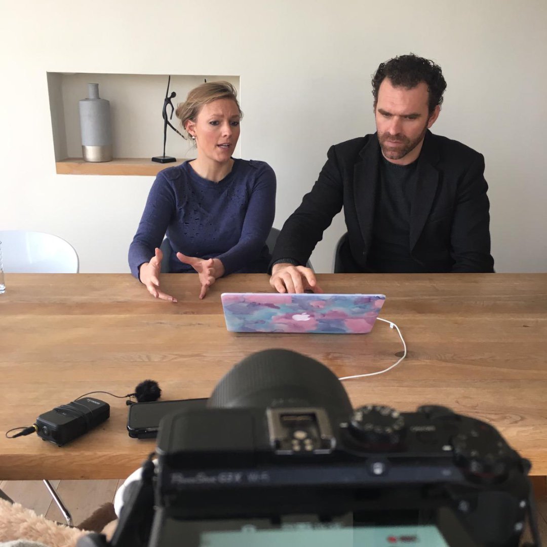 FysioPromotor's tweet photo. Rein-Jan en Kirsten zijn nu live bezig met alweer het 3e #webinar over nieuwe klanten aantrekken? Je vindt ze online! Met gemiddeld 30 aanmeldingen per keer, leeft het onderwerp steeds meer🎥🎬👏 ! Heb je het gemist, maar ben je wel geïnteresseerd? Laat het dan even weten https://t.co/slsxlddCds
