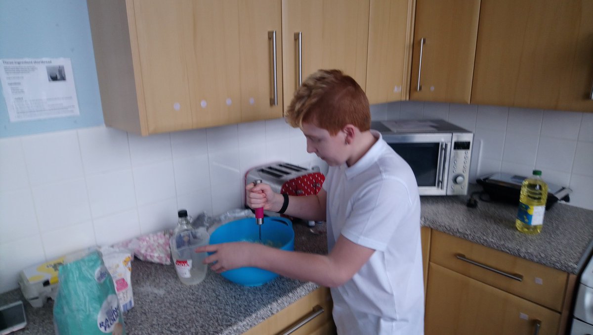 A young person today has created fun, tasty pancakes! He made his pancakes better with different colours and marshmallows! He can't wait to eat them later. @oxgangschool <a href="/IWBSFalkirk/">Inclusion&Wellbeing</a> #WatchUsGrow