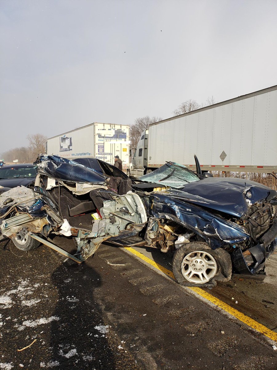 OPP_WR's tweet photo. These vehicles and others involved in collisions on #Hwy401 in @MunicCK 04Mar19.  #Hwy401 was closed for a tractor trailer fire and motorists not driving with due care and attention caused 2 additional collisions resulting in serious injuries and death. #SlowDown #PayAttention^jr https://t.co/jbOBvfD1fE