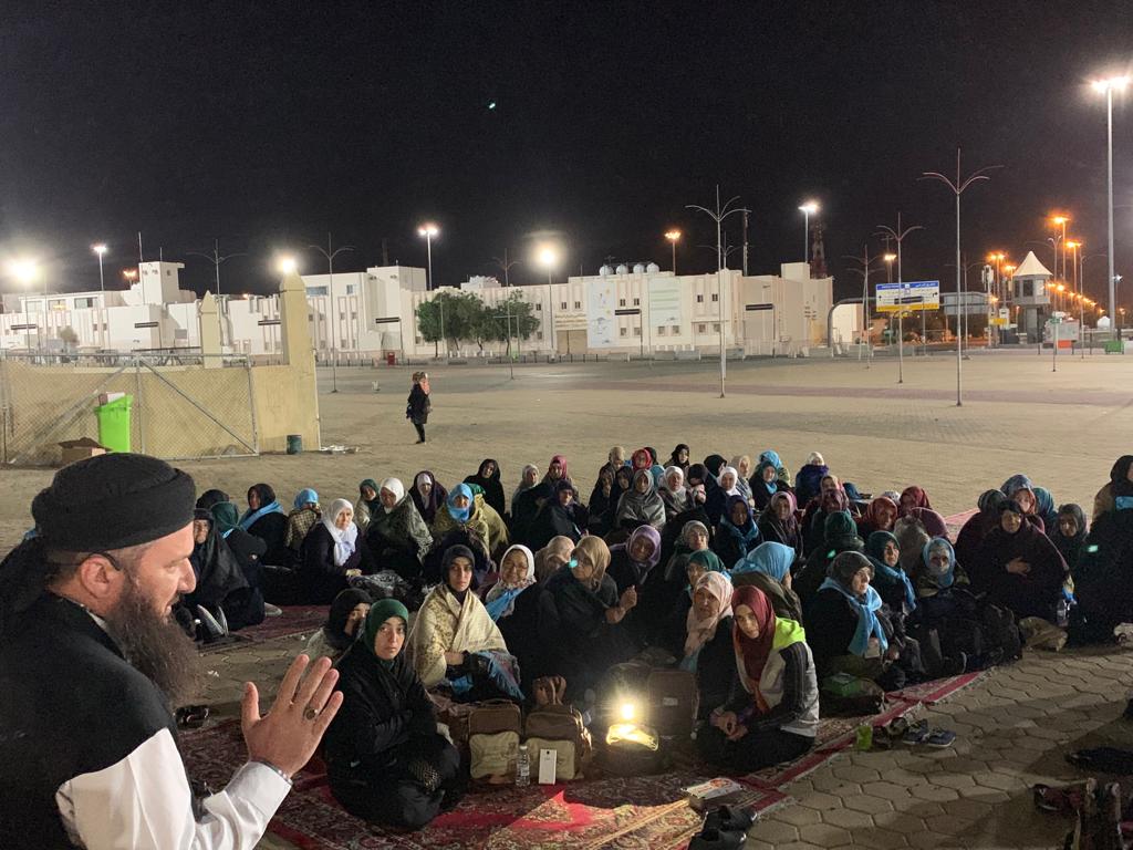 SehriyarTurizm's tweet photo. Şubat Umre Grubumuz; gece Arafat'ı ziyaret ettiler. Adem Bilensarı hocamızın sohbeti ve elbeyk ikramı ile geceyi tamamladılar.

#arafat #mart #umre #mekke #sohbet #gece #ziyaret #ŞehriYarTurizm https://t.co/WaMb6gsafI