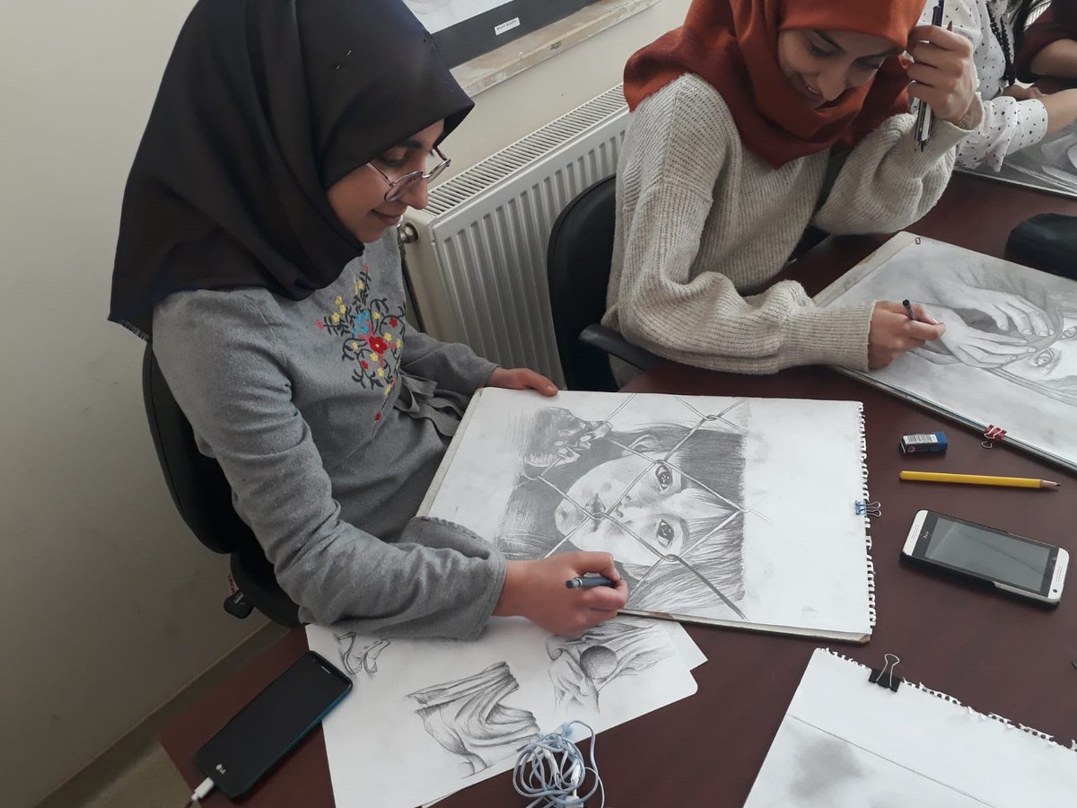 Halk Eğitimi Merkezi Müdürümüz Kazım Acar’ın destek ve onayı ile Resim Öğretmeni Bedir İdikurt’un açmış olduğu resim sanatı kursumuz büyük ilgi görmeye devam ediyor.
tatvanhem.meb.k12.tr/icerikler/kuru…