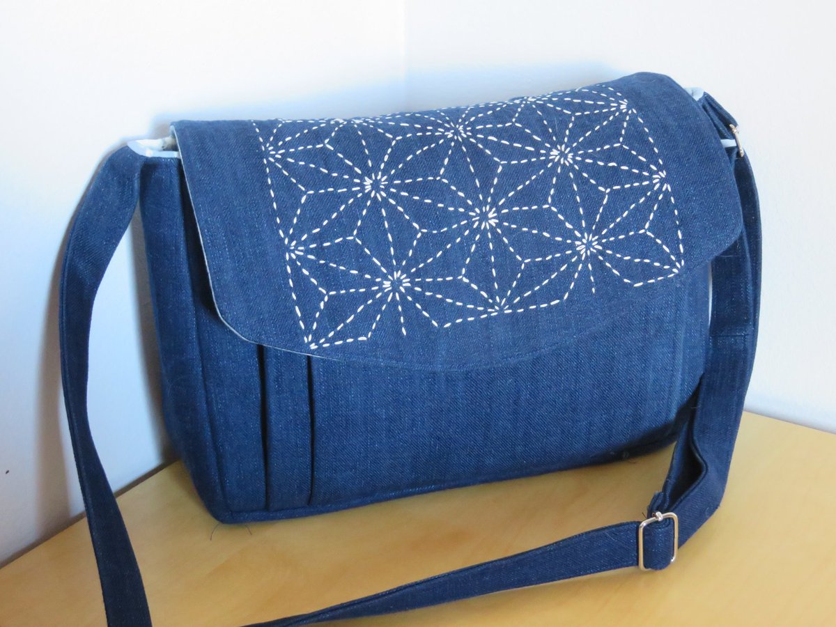 SewSweetness's tweet photo. This gorgeous Appaloosa Bag was made by Emi Ludemann. Emi decorated the flap of her bag using Sashiko embroidery. I love the embroidery combined with the denim fabric.
The Appaloosa Bag is a Video+PDF Pattern.
#sewsweetnesspattern #appaloosabag #sewsweetnessvideos #baglady https://t.co/7Lzhzyv8nb