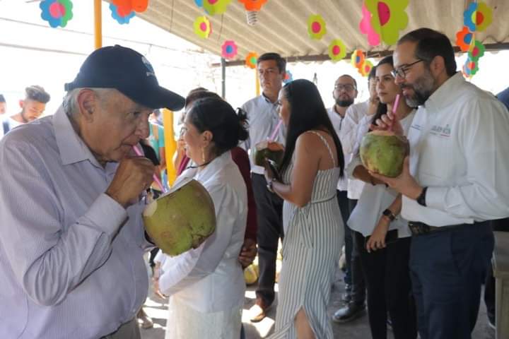 Arouet_V's tweet photo. La propaganda dice que @lopezobrador_ tomó su coco sin popote por conciencia ecológica (y además como si él fuera el único en hacerlo), pero la realidad dice que lo tomó con popote, sólo que eso no estaba en la estrategia de publicidad. Eso es lo que se llama una farsa. https://t.co/ql5LyVf4To