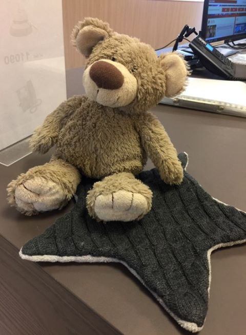 #Knuffelalarm. Gevonden in onze Huiskamer in <a href="/wijzijnfam/">Fam</a> in <a href="/ETZnl/">ETZ</a> 
Wiens zoon of dochter is ontroostbaar?  
facebook.com/ronaldmcdonald… 

#KeepingFamiliesClose #OokDeKnuffels