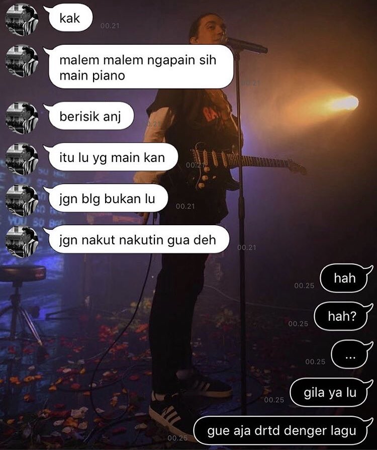 khansaneira's tweet photo. tengah malem, lagi denger lagu enak-enak. kaya denger suara musik dari luar, ga gue gubris. selang semenit, eh dapet line dari ade, chatnya kaya gini.
lupa kalo di keluarga ini gue doang yang bisa main piano.
#JakartaEncounters https://t.co/s9hgKpVKrb