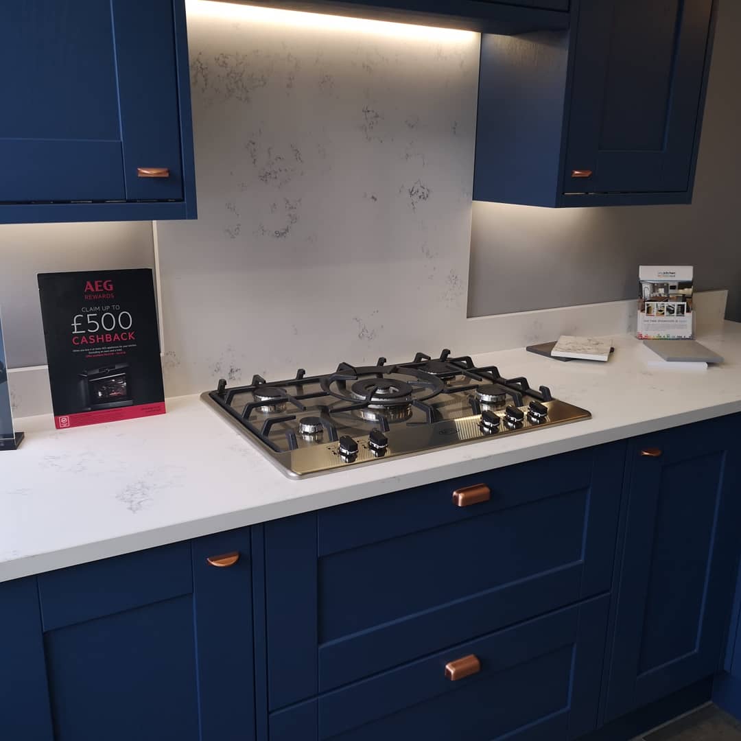 ItaliaStone's tweet photo. iStone Carrara White tops with full splashback really stands out on these stunning cabinets from @anykitchenltd
 #carrara #quartz #marble #wednesdayvibes #worktops #classickitchen #kitchenmakeover #interiordesign https://t.co/qQzIo5QNQ4